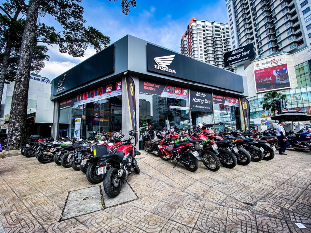 Kh&aacute;ch h&agrave;ng tập trung tại showroom Honda Motor