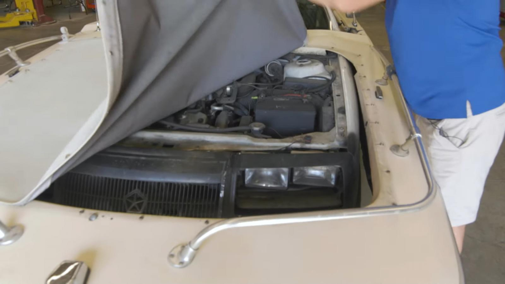 Khung gầm v&agrave; hệ thống m&aacute;y m&oacute;c của n&oacute; l&agrave; từ một chiếc Chrysler LeBaron cũ