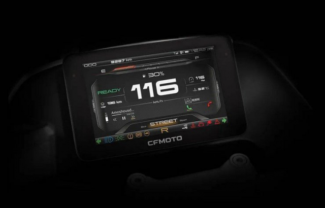 M&agrave;n h&igrave;nh TFT m&agrave;u hiện đại của CFMoto 300GT-E