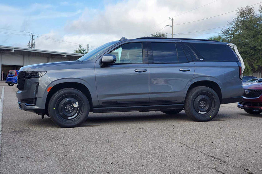 Chiếc SUV hạng sang Cadillac Escalade 2021 d&ugrave;ng bộ v&agrave;nh th&eacute;p k&eacute;m sang