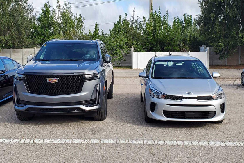 H&igrave;nh ảnh chiếc Cadillac Escalade 2021 d&ugrave;ng bộ v&agrave;nh th&eacute;p đ&atilde; khiến nhiều người ch&uacute; &yacute;