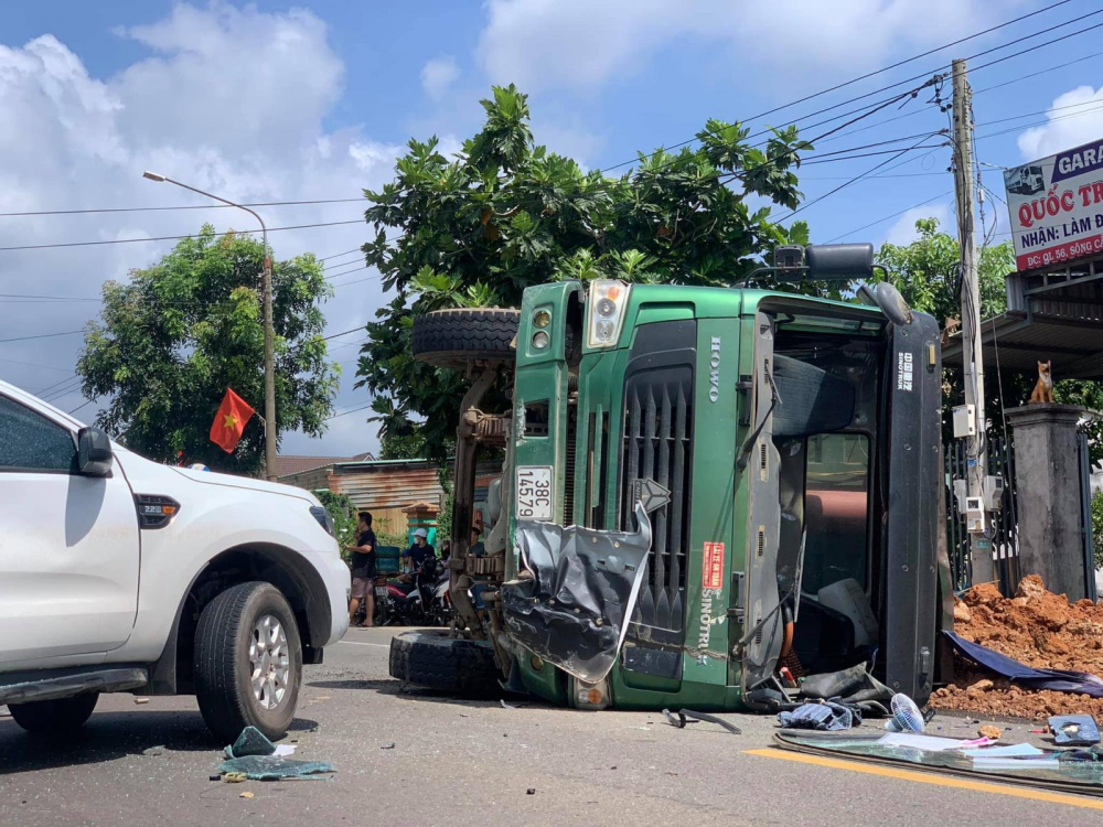 Chiếc xe ben bị hư hỏng nặng sau vụ tai nạn