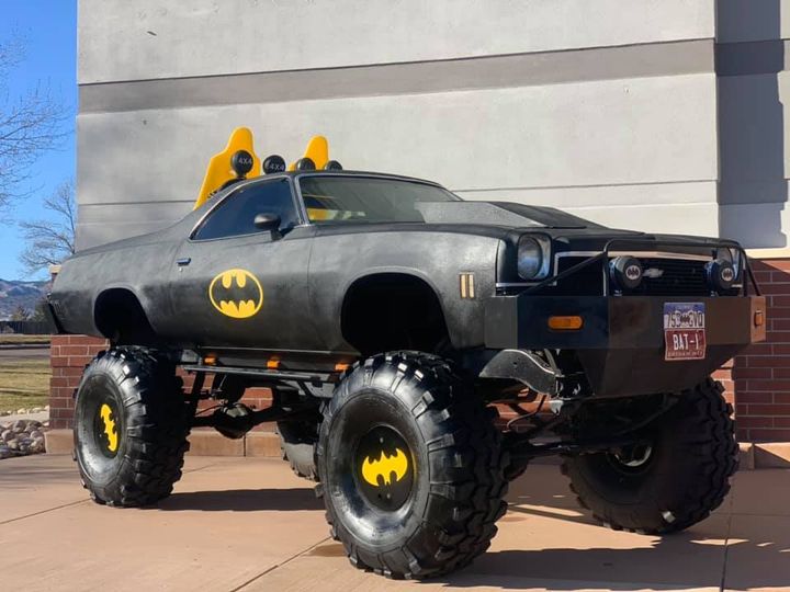 Big Batmobile tr&ocirc;ng cao lớn hầm hố với nước sơn đen, bộ lốp 44 inch