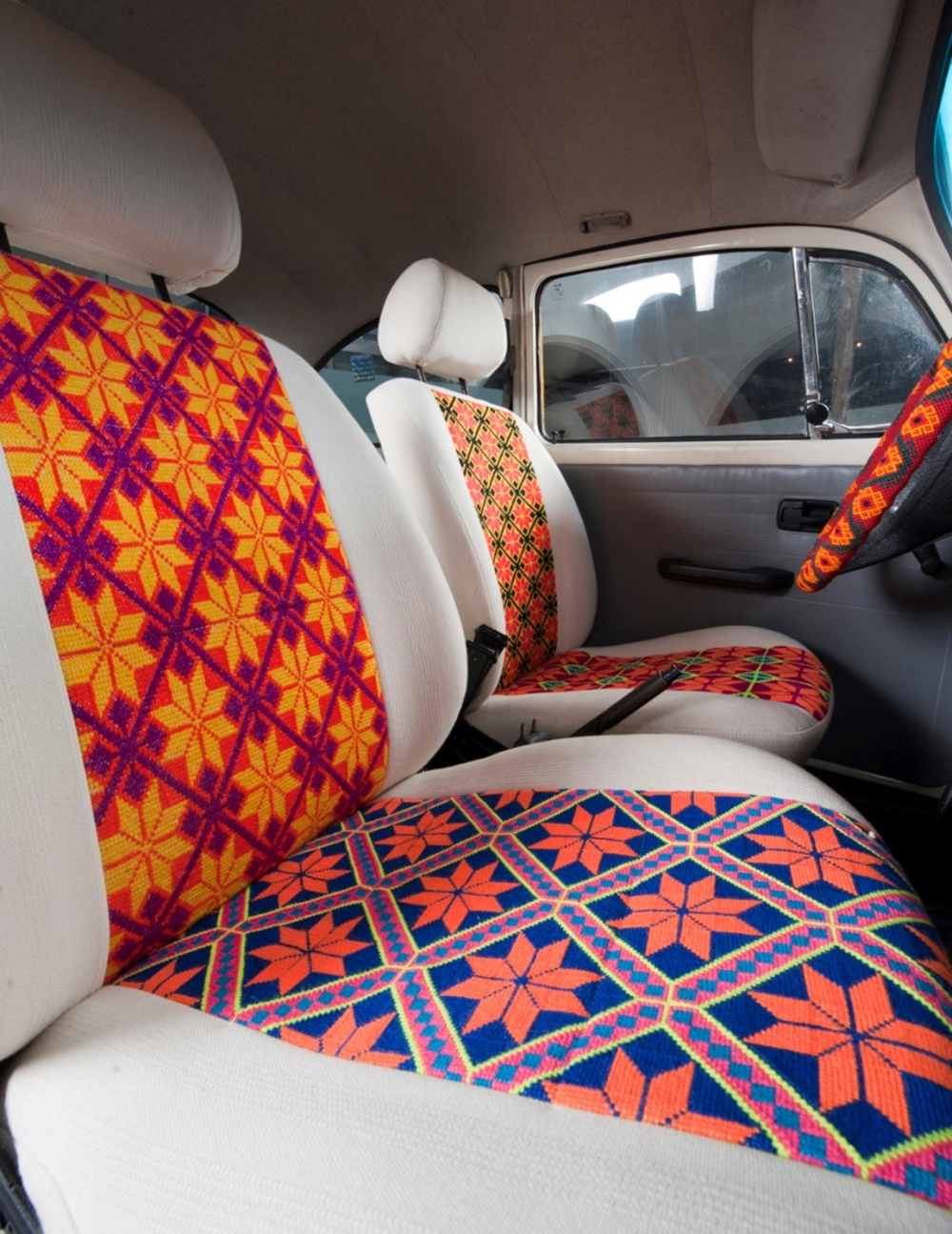 Nội thất xe cũng nhận được họa tiết trang tr&iacute; cực đẹp