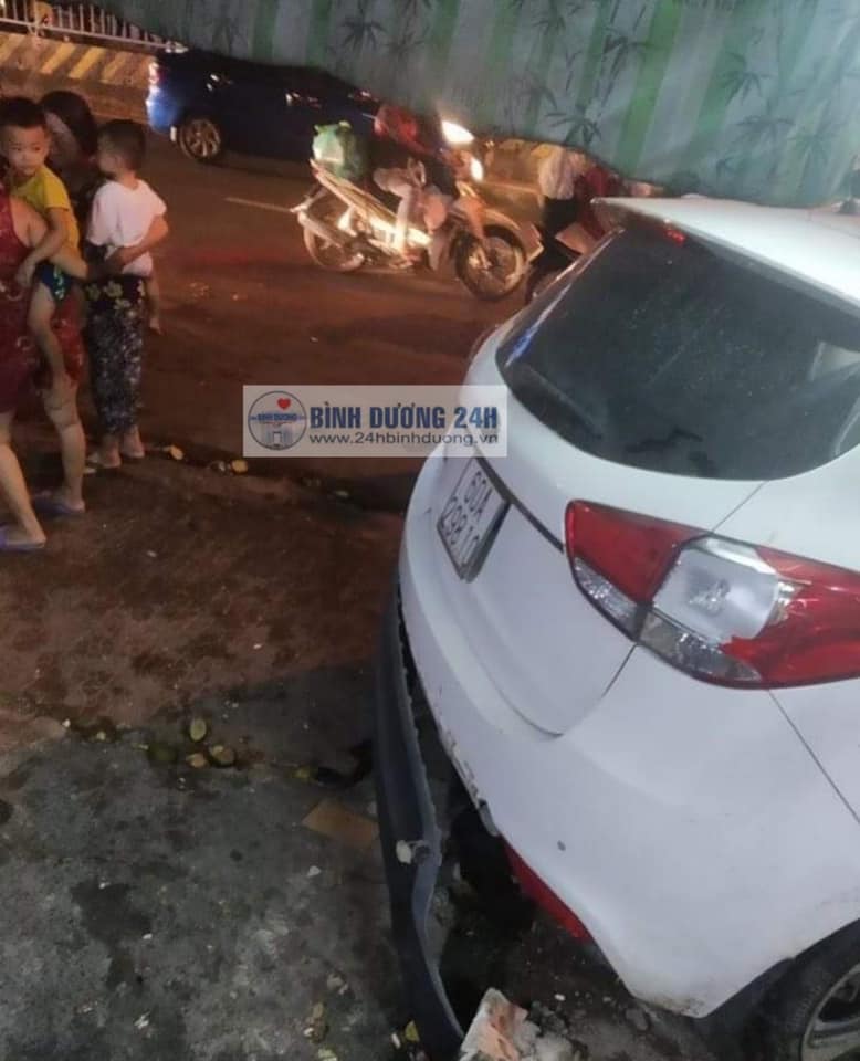 Phần đu&ocirc;i xe của chiếc Kia cũng bị hư hỏng
