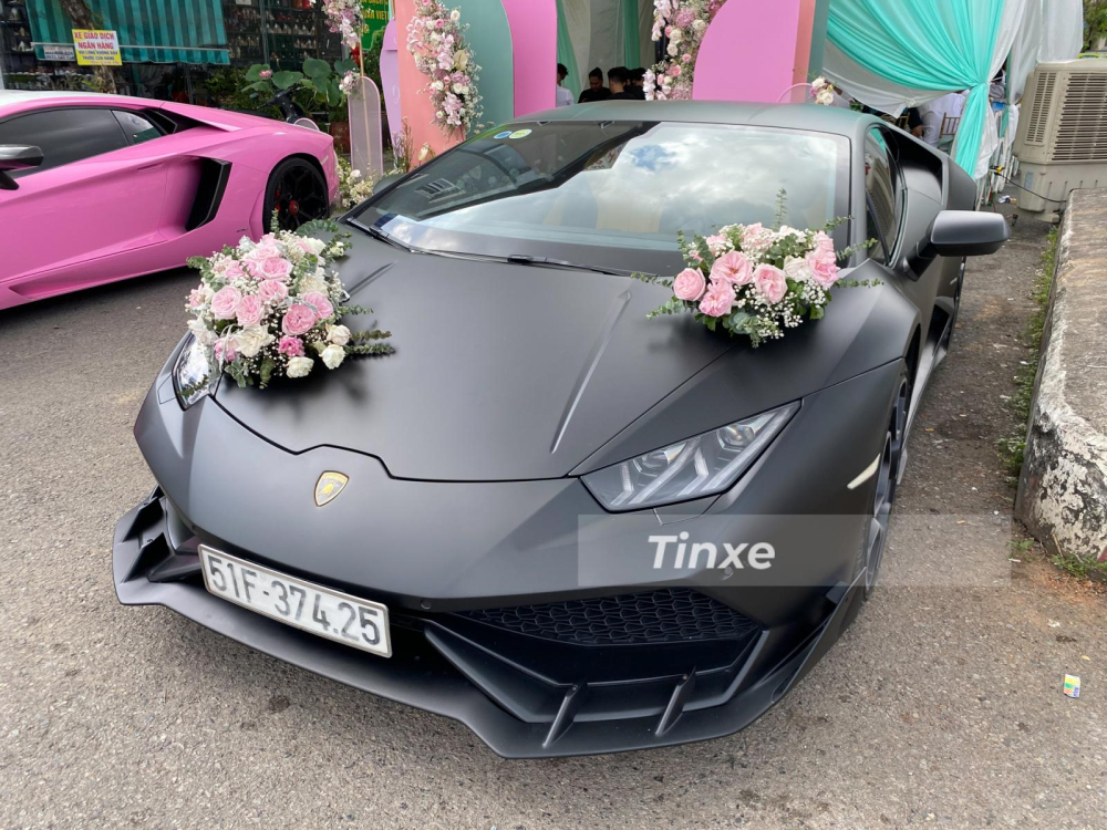 Chiếc siêu xe Lamborghini Huracan LP610-4 dán áo đen nhám và làm xe hoa rất nổi bật
