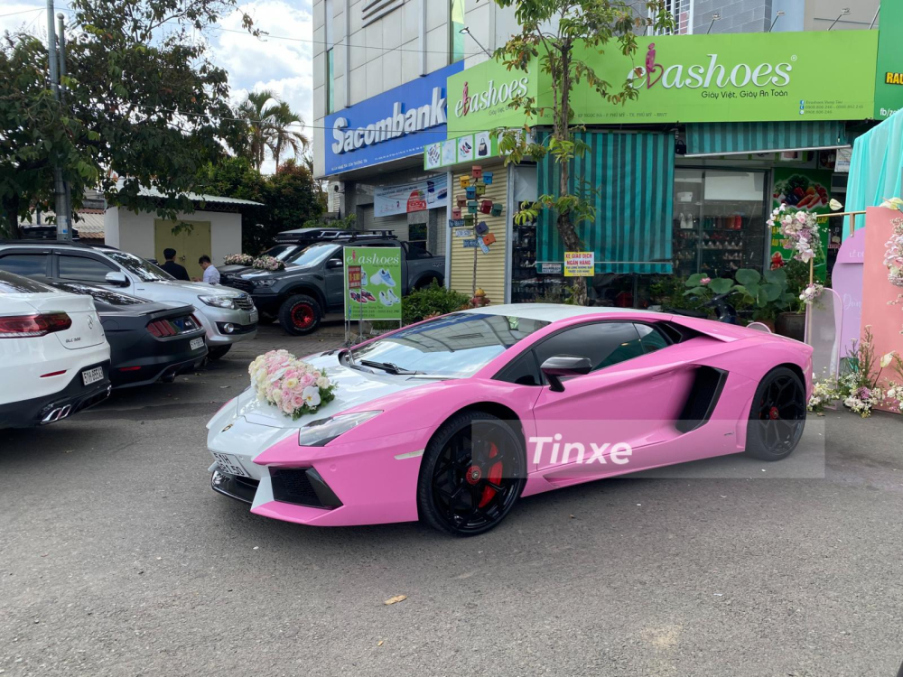 Chiếc siêu xe Lambroghini Aventador LP700-4 mới được chủ nhân cho dán lại bộ áo 2 màu là trắng và hồng, trong đó, màu trắng là bộ áo nguyên bản của xe