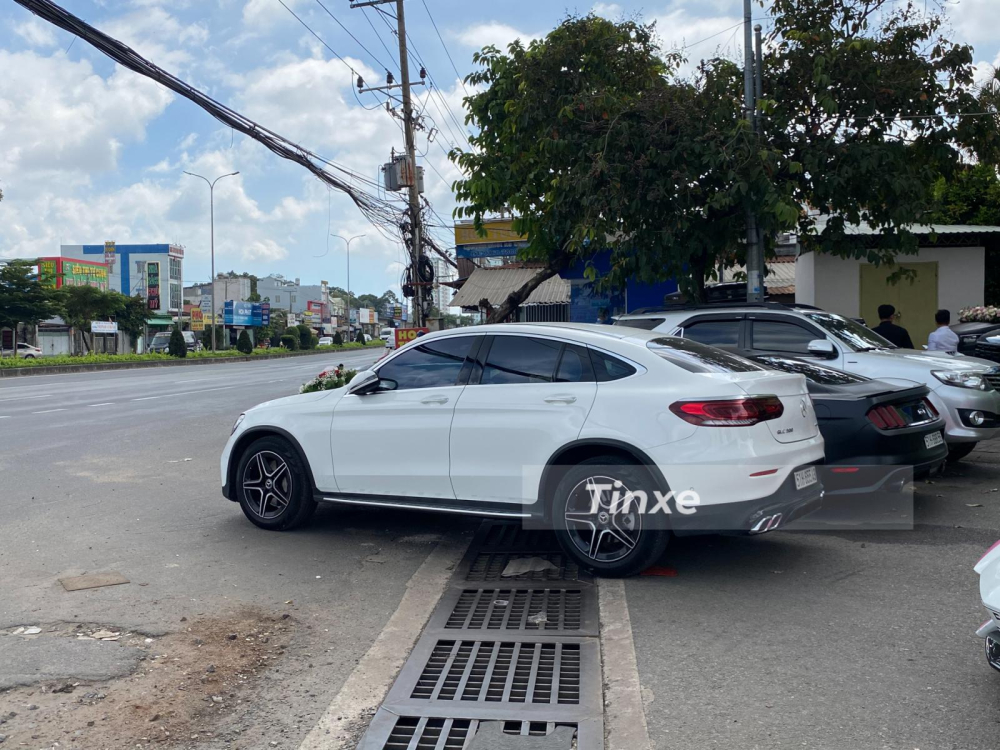 Dàn xe trong ảnh là Ford Ranger đỗ phía xa, Ford Mustang màu đen nhám và Mercedes-Benz GLC 300