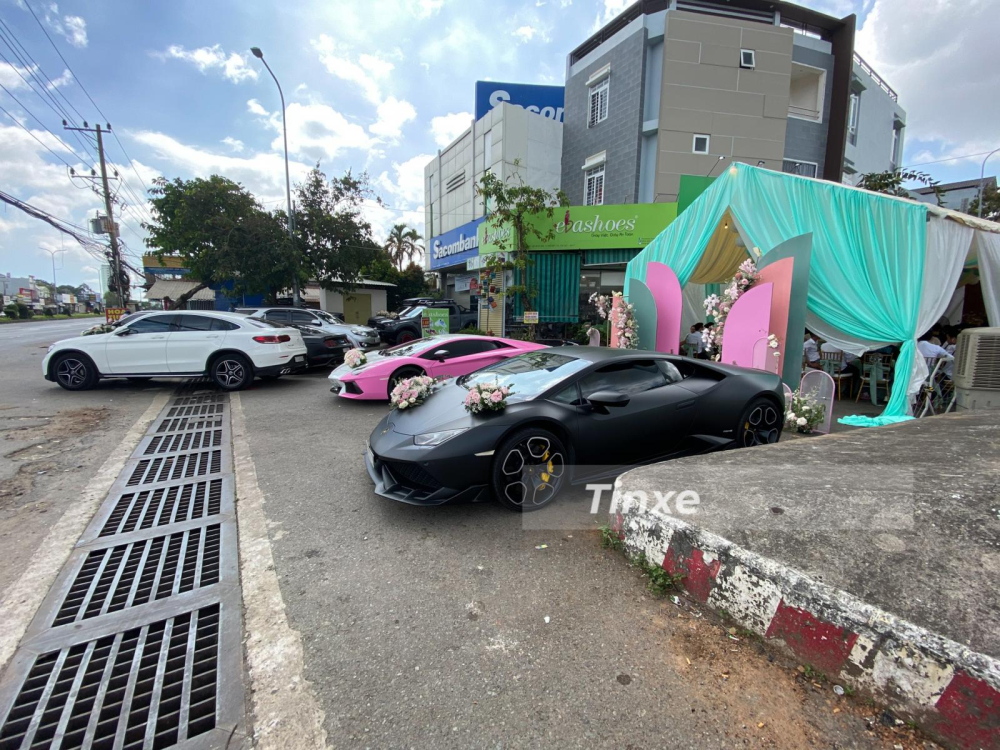 Dàn siêu xe, xe thể thao và xe bán tải đẹp mắt đỗ trước một rạp cưới tại buổi đưa dâu ở trên Quốc lộ 51, đoạn qua thị xã Phú Mỹ vào sáng chủ nhật vừa qua