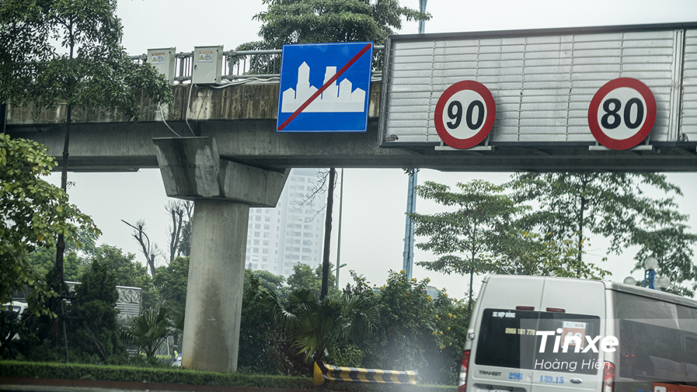 Biển số R.421 cảnh báo hết khu vực đông dân cư. Biển số R.421 cảnh báo hết khu vực đông dân cư.