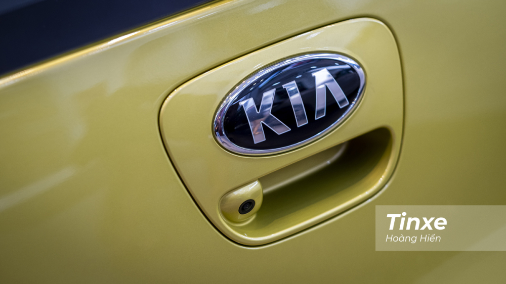 KIA Morning X-line và GT-line đều được trang bị sẵn camera lùi ở phía sau và đặt gọn gàng ngay bên dưới logo KIA.