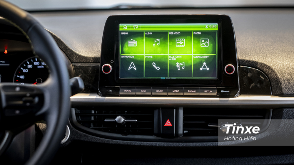 Màn hình nổi ở vị trí trung tâm có đủ các kết nối đa phương tiện bao gồm cả Apple Car Play và Android Auto.