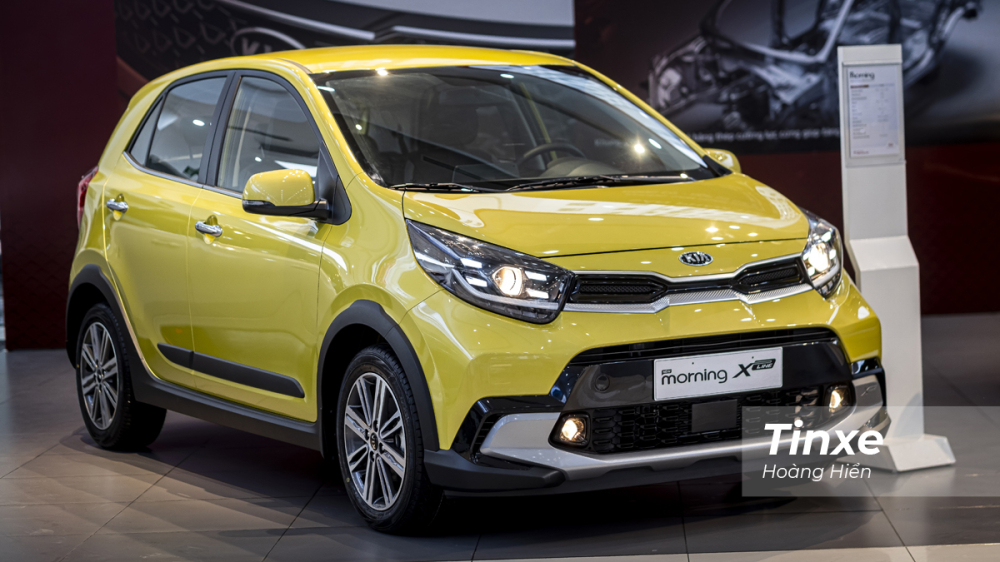 KIA Morning X-line và GT-line có 1 chút thay đổi về mặt kích thước khi thấp hơn 5mm, chiều dài cơ sở tăng thêm 15mm. Như vậy, KIA Morning X-line và GT-line có thông số DxRxC tương ứng là 3.595 x 1.595 x 1485mm cùng với chiều dài cơ sở đạt 2.400 mm. Bên cạnh đó, bán kính vòng quay của xe cũng giảm cò
