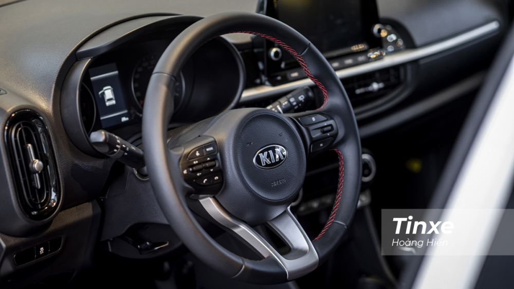Vô-lăng trên KIA Morning X-line và GT-line được thiết kế dạng 3 chấu thể thao cùng với chỉ khâu mầu đồng bộ tạo cảm giác nổi bật.