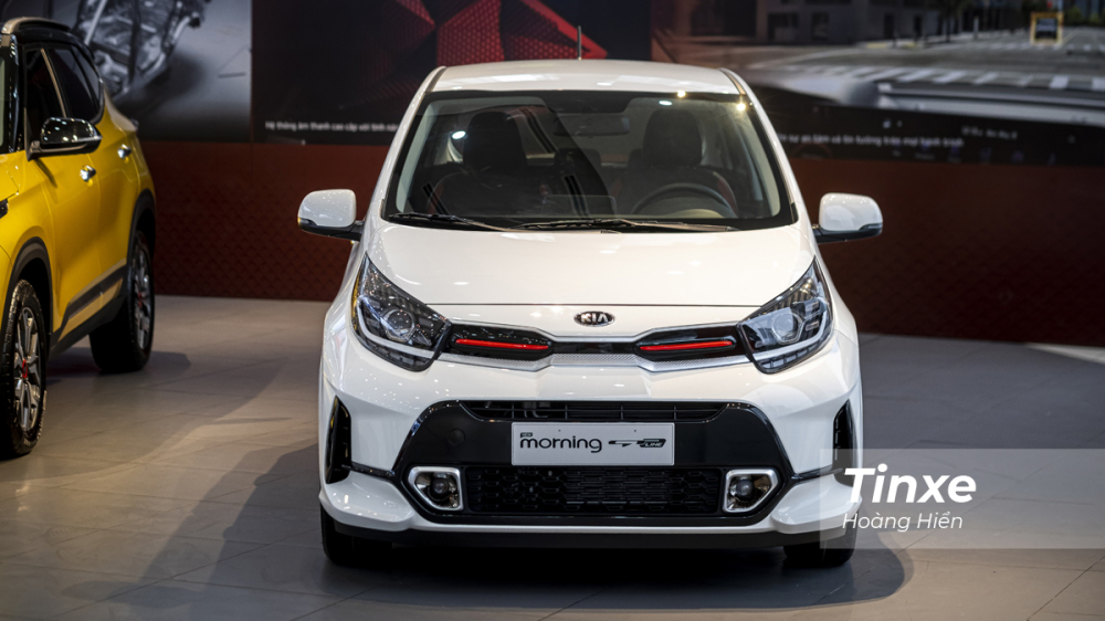 C KIA Morning GT-line lại thiên hướng thời trang nên phần đầu xe được thiết kế mềm mại hơn và nhấn nhá thêm phần chỉ đỏ ở lưới tản nhiệt mũi hổ.