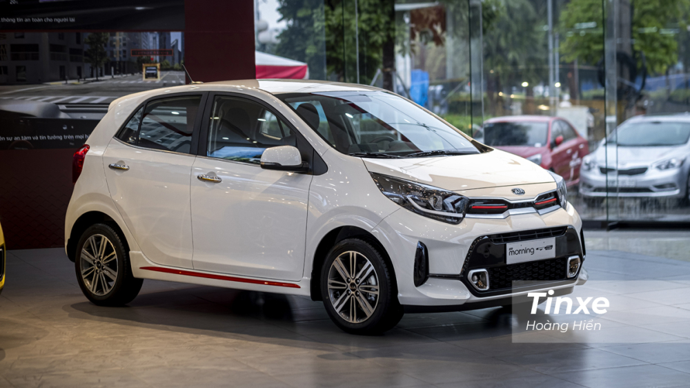 Trong khi đó, KIA Morning GT-Line là phiên bản cao cấp tại thị trường Hàn Quốc với sự mạnh mẽ và nổi bật.