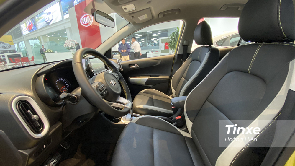 Một điểm khác biệt nữa giữa KIA Morning X-line và GT-line chính là ở màu sắc nội thất. KIA Morning X-line có nội thất bọc da thông hơi thoáng khí hai màu đen trắng.