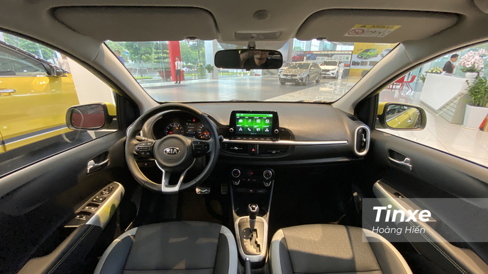 Ở bên trong, KIA Morning X-line và GT-line có thiết kế khá tương đồng với màn hình cảm ứng trung tâm kích thước 8 inch đặt nổi tương tự như những chiếc xe tầm trung.