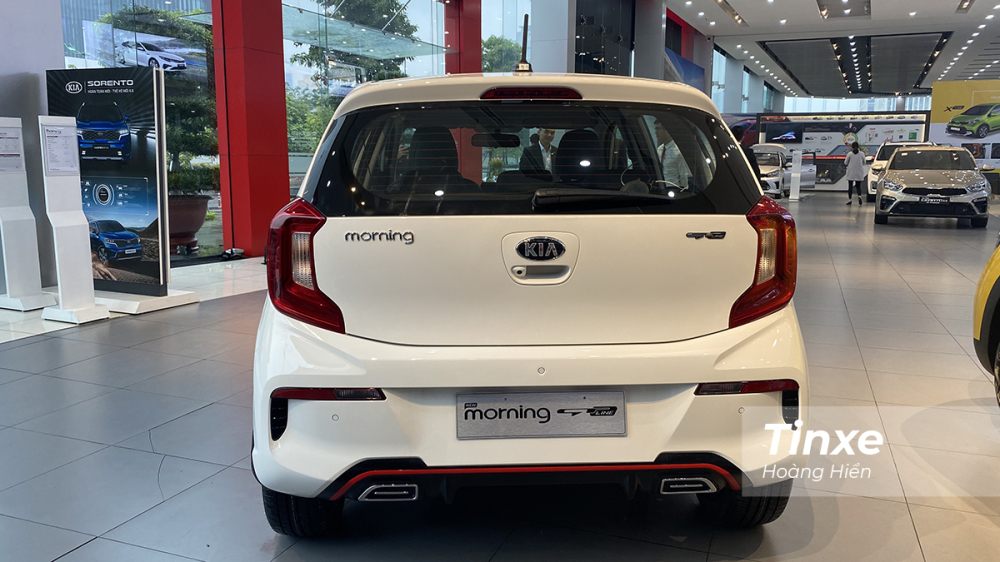 Trong khi đó, KIA Morning GT-line lại có phần nuột nà hơn và được nhấn nhá thêm đường viền đỏ ở ống xả.