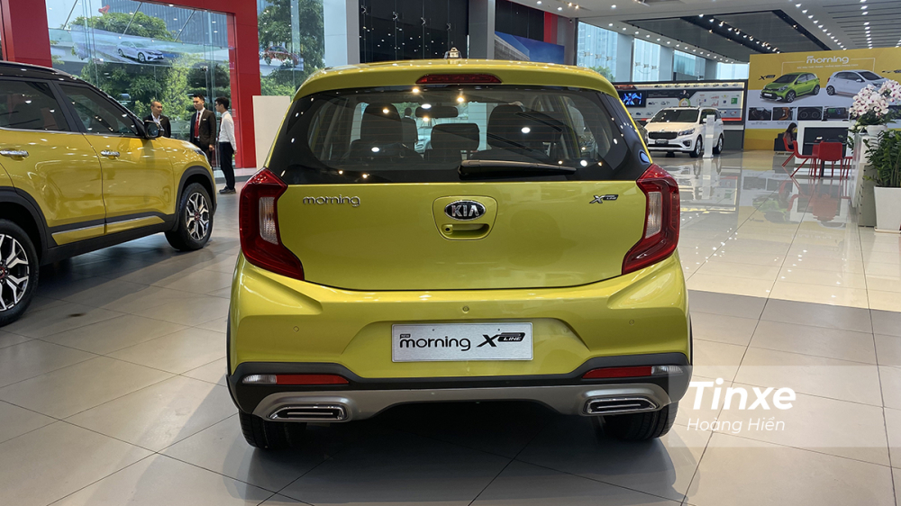 Phía sau xe KIA Morning X-line và GT-line đều được trang bị ống xả kép. Bên cạnh đó, trên bản X-line của KIA Morning thì phần đuôi sau có phần góc cạnh hơn.