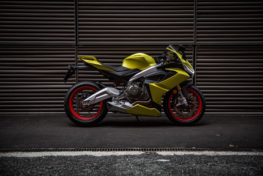Tuy c&oacute; c&ocirc;ng suất 100 m&atilde; lực nhưng Aprilia RS660 lại c&oacute; trọng lượng cực nhẹ l&agrave; 169 kg