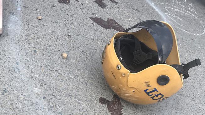 Chiếc mũ bảo hiểm vỡ nứt của Trung t&aacute; Nh&acirc;n sau vụ va chạm