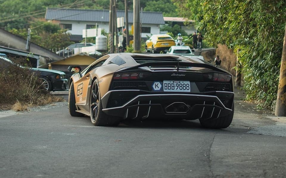 Chiếc Lamborghini Aventador S Taiwan Edition n&agrave;y c&oacute; c&aacute;c viền m&agrave;u trắng