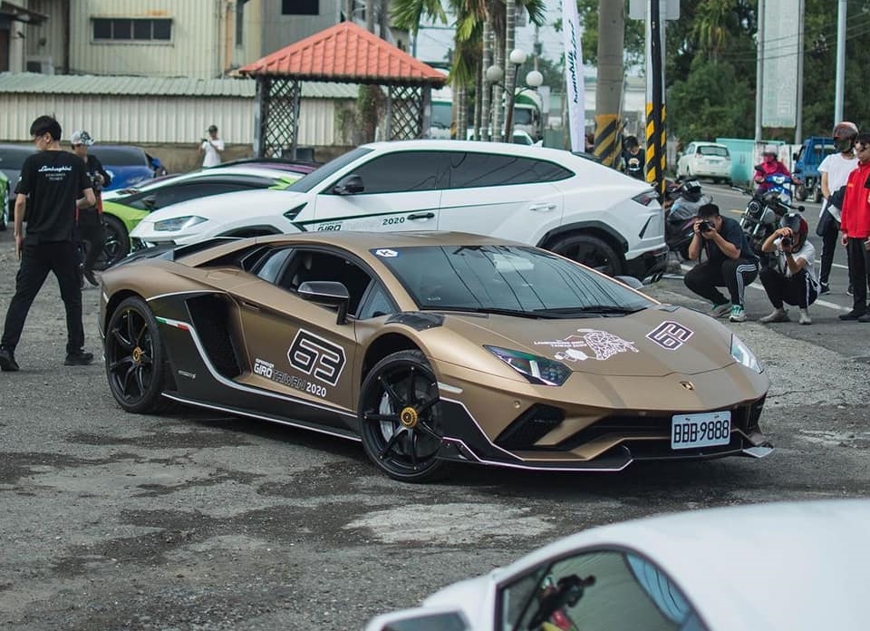 Chiếc c&ograve;n lại mang biển tam hoa 8 với con số 9 đặt h&agrave;ng đầu ti&ecirc;n