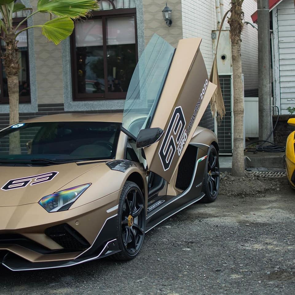 Logo 63 ở nắp capo v&agrave; b&ecirc;n h&ocirc;ng xe, ngo&agrave;i ra l&agrave; bộ m&acirc;m 7 chấu đơn