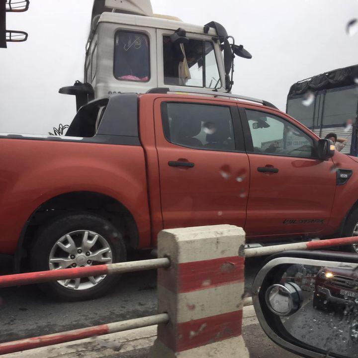 Vụ tai nạn làm chiếc xe Ford Ranger hư hỏng dàn áo bên hông