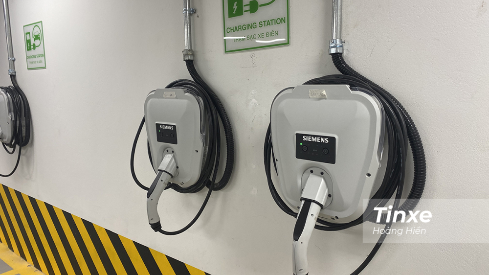 Trạm sạc Siemens VersiCharge VC30GRYHW đang được lắp đặt tại hầm chung cư này.