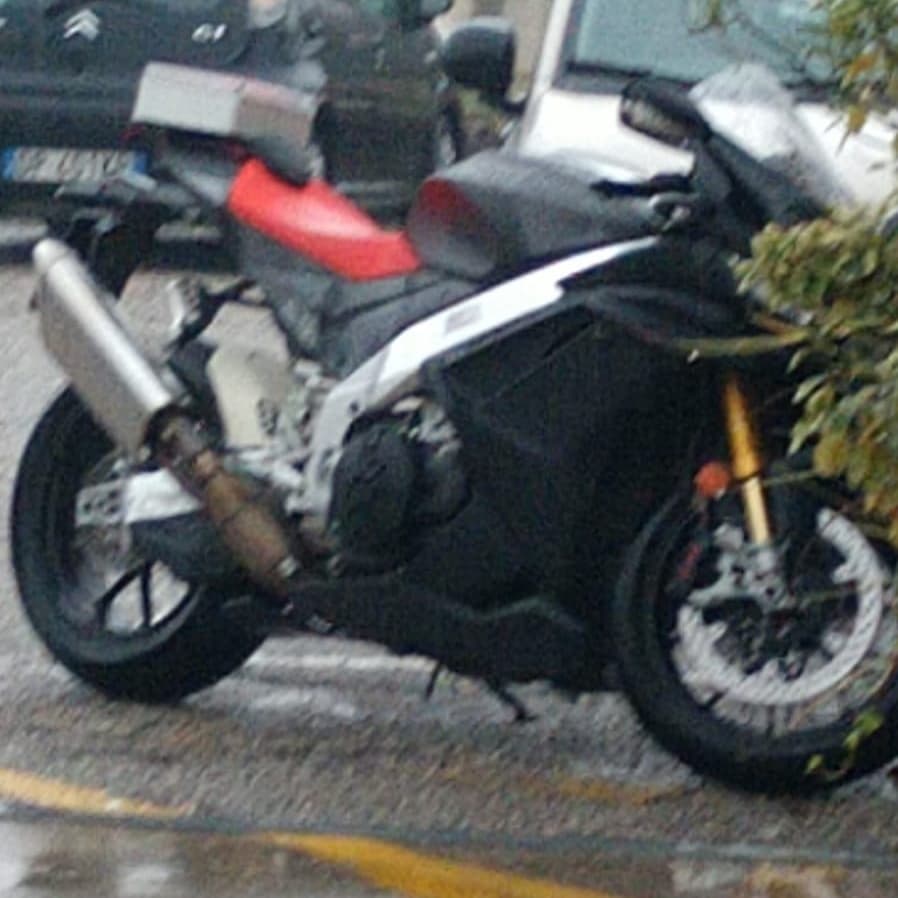 Các chi tiết như dàn áo cơ bắp, bưởng máy lớn và càng sau phong cách MotoGP cho thấy đây có thể là Aprilia RSV4 1000 2021