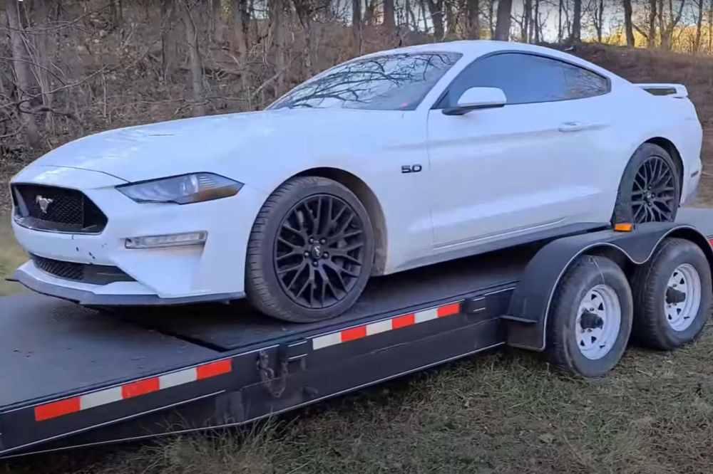 UNSEEN BUILDS đã mang tới cả một chiếc Ford Mustang nguyên bản để tiện so sánh