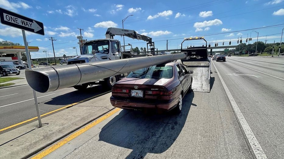 Cột điện được buộc tr&ecirc;n n&oacute;c của chiếc Toyota Camry đời cũ