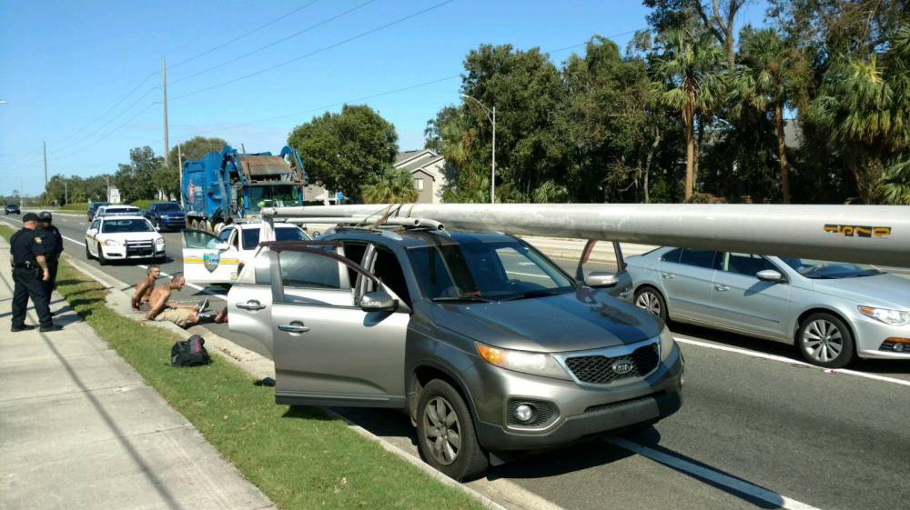 Chiếc Kia Sorento chở cột điện ăn trộm tại bang Florida c&aacute;ch đ&acirc;y 3 năm