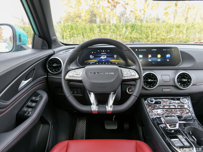 Vô lăng bọc da và mạ crôm của Dongfeng Fengxing T5 EVO