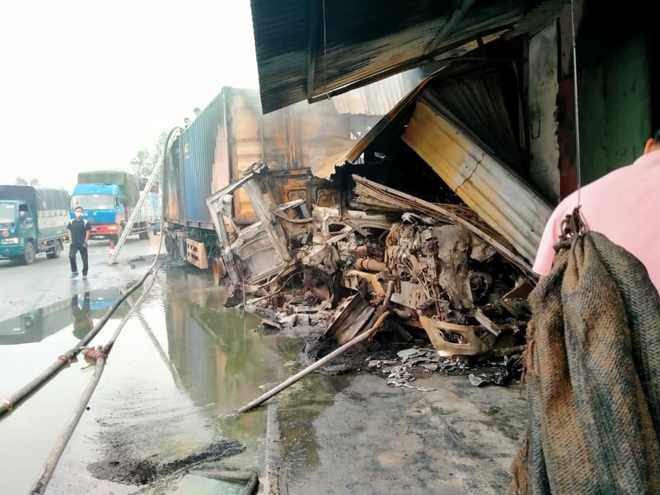 Chiếc xe container bị hư hỏng nặng