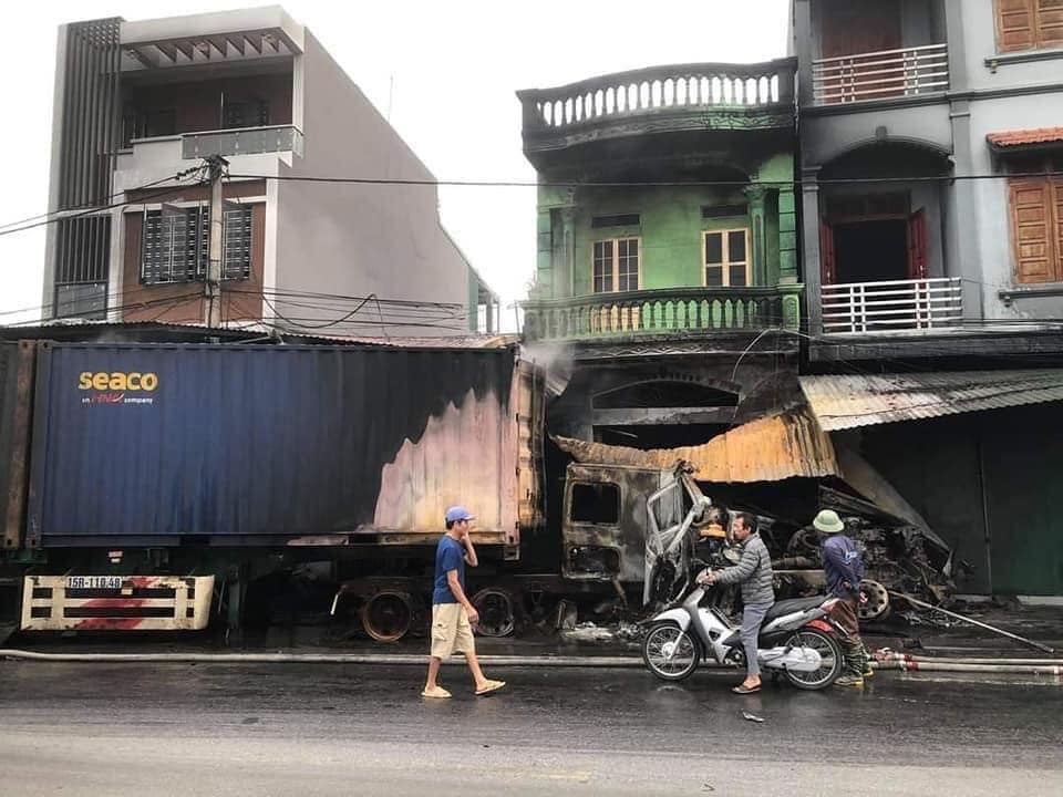 Chiếc xe container ch&aacute;y khiến ngọn lửa lan ra 3 ng&ocirc;i nh&agrave;