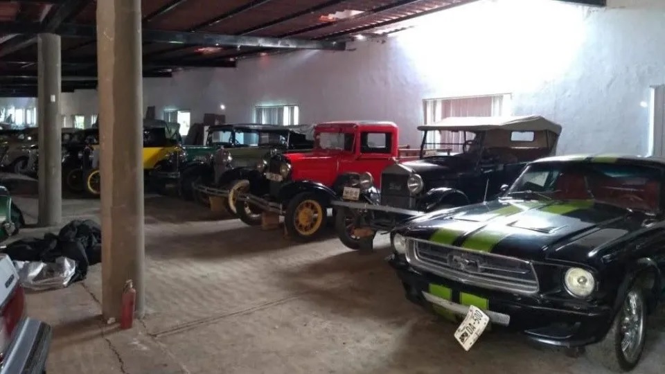 Bộ sưu tập xe trong garage tại biệt thự của Collins