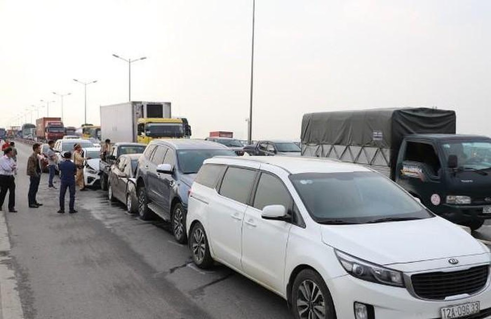 Mức phạt cao nhất nếu vi phạm khoảng c&aacute;ch an to&agrave;n giữa 2 xe &ocirc; t&ocirc; l&ecirc;n tới 12 triệu đồng.
