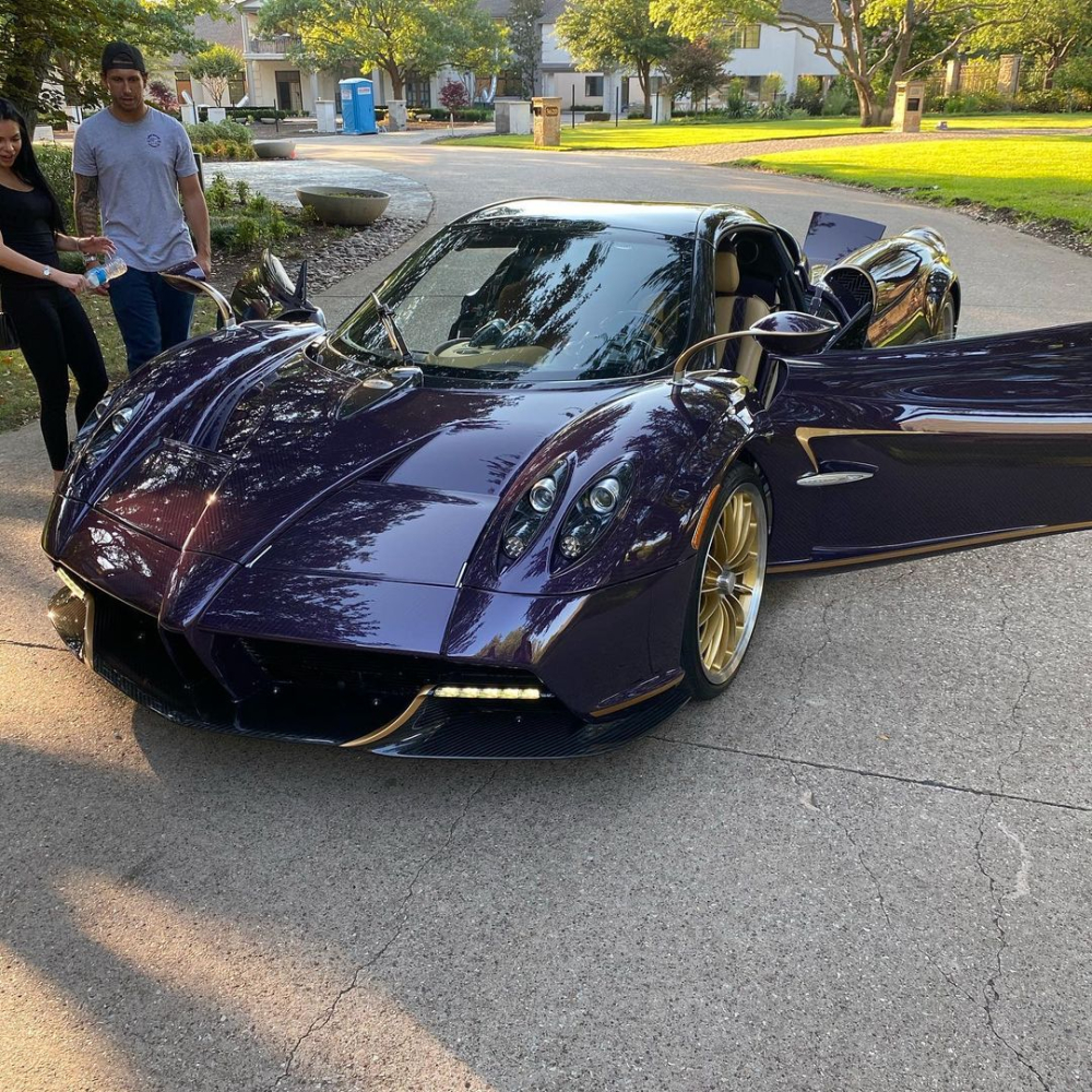 Chiếc Pagani Huayra Roadster mới được bán cho gia đình triệu phú Gillean vào hồi tháng 6 năm nay Chiếc Pagani Huayra Roadster mới được bán cho gia đình triệu phú Gillean vào hồi tháng 6 năm nay