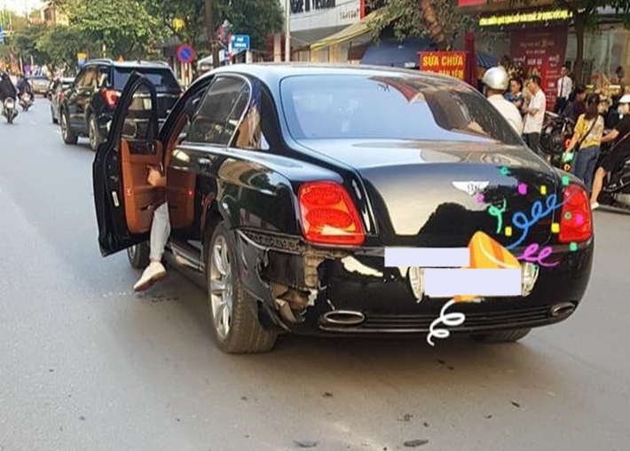 H&igrave;nh ảnh chiếc xe si&ecirc;u sang Bentley Continental Flying Spur hư hỏng sau va chạm với xe m&aacute;y