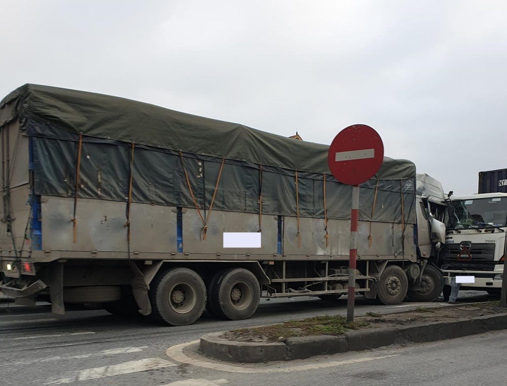 H&igrave;nh ảnh xe tải chạy ngược chiều dẫn đến đối đầu với xe container
