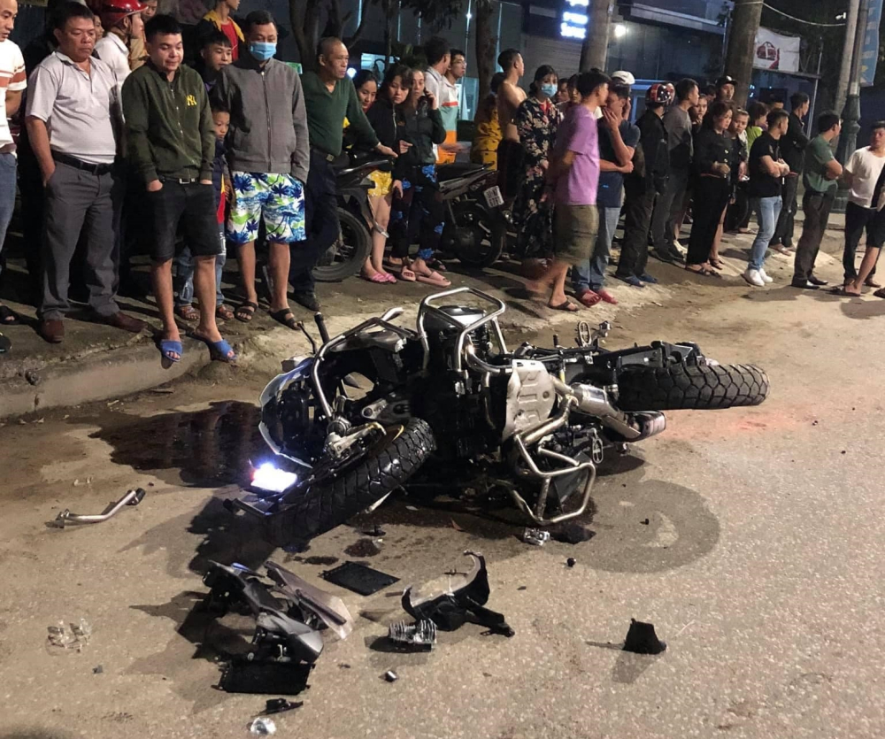 Xe biến dạng nặng nề và được người dân cho biết mới về với chủ nhân được hơn 1 tháng Xe biến dạng nặng nề và được người dân cho biết mới về với chủ nhân được hơn 1 tháng