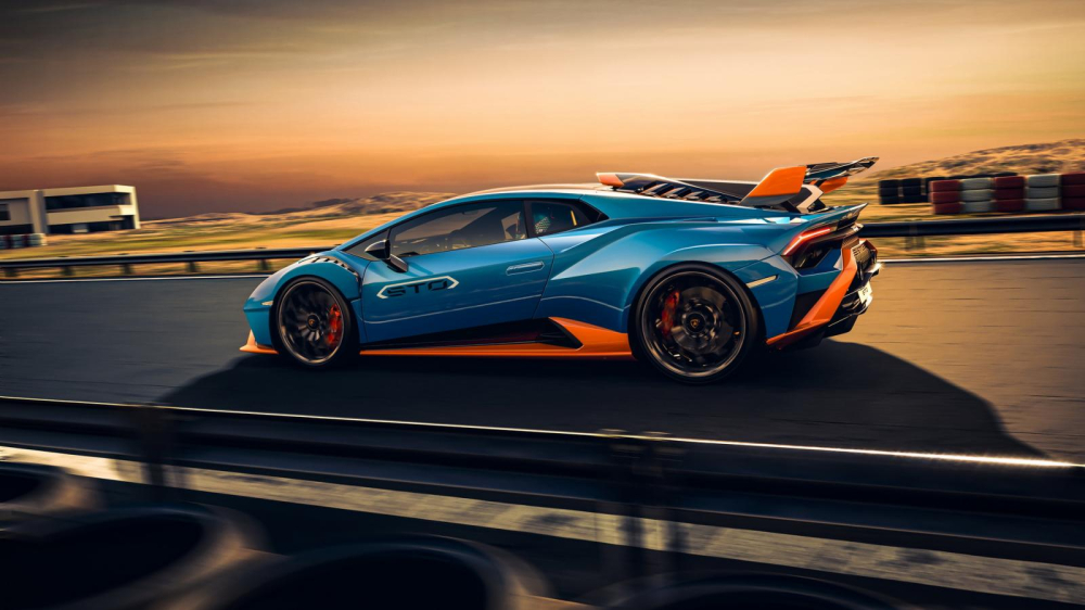 Lamborghini Huracan STO được bộ phận Squadra Corse của h&atilde;ng si&ecirc;u xe &Yacute; ph&aacute;t triển, đ&acirc;y l&agrave; đội ngũ đ&atilde; c&oacute; những kinh nghiệm được r&uacute;t ra từ những chiếc Huracan Super Trofeo EVO cũng như GT3 EVO qua những giải đua