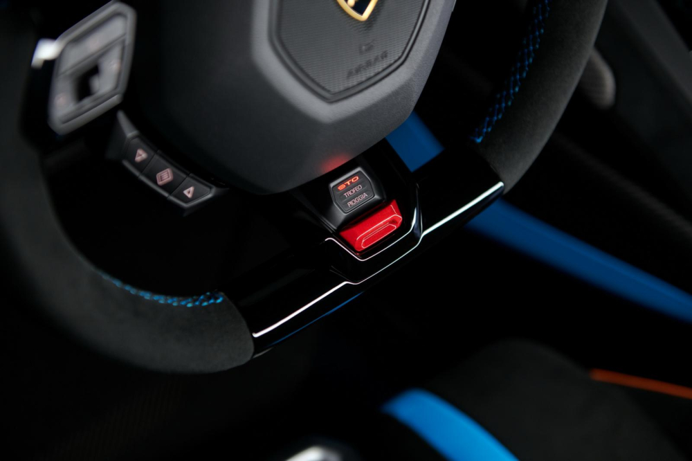 N&uacute;t chuyển chế độ chạy của Lamborghini Huracan STO c&oacute; 3 th&ocirc;ng số mới tinh so với Lamborghini Huracan