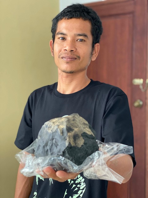 Josua Hutagalung cầm trên tay thiên thạch trị giá hàng triệu USD
