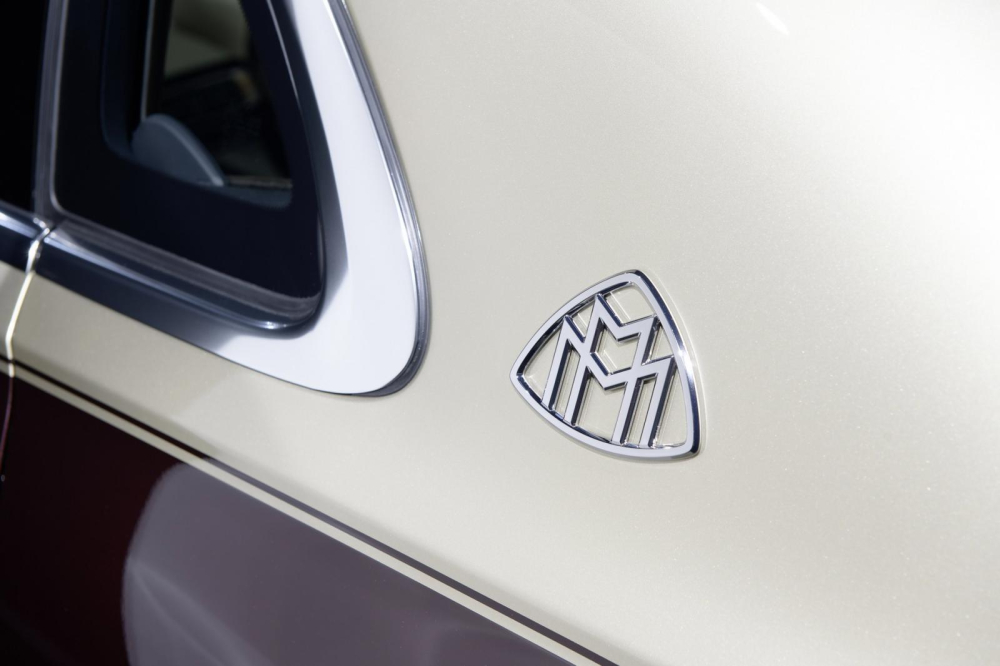 Logo Maybach trên cột C của Mercedes-Maybach S-Class 2021