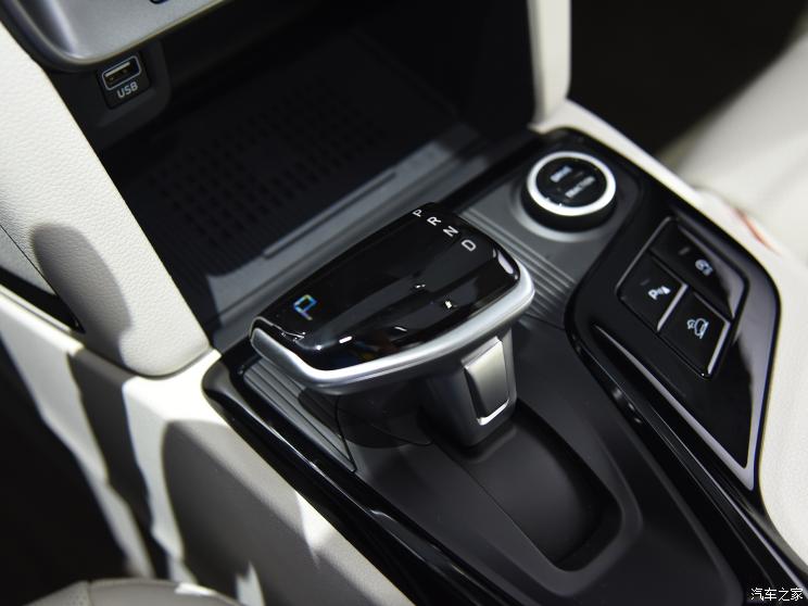 Cần số trên cụm điều khiển trung tâm của Hyundai ix35 2021 Cần số trên cụm điều khiển trung tâm của Hyundai ix35 2021