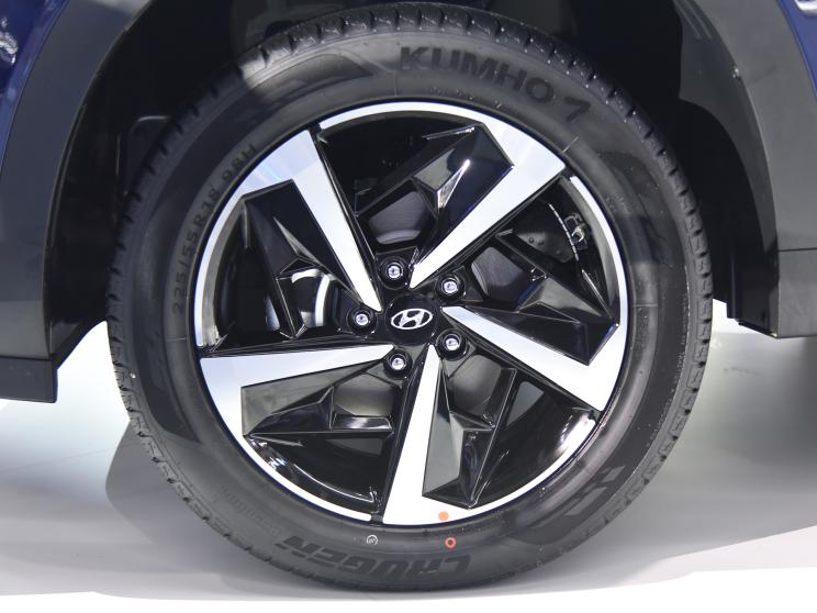 Hyundai ix35 2021 dùng vành hợp kim 18 inch và lốp Kumho Hyundai ix35 2021 dùng vành hợp kim 18 inch và lốp Kumho